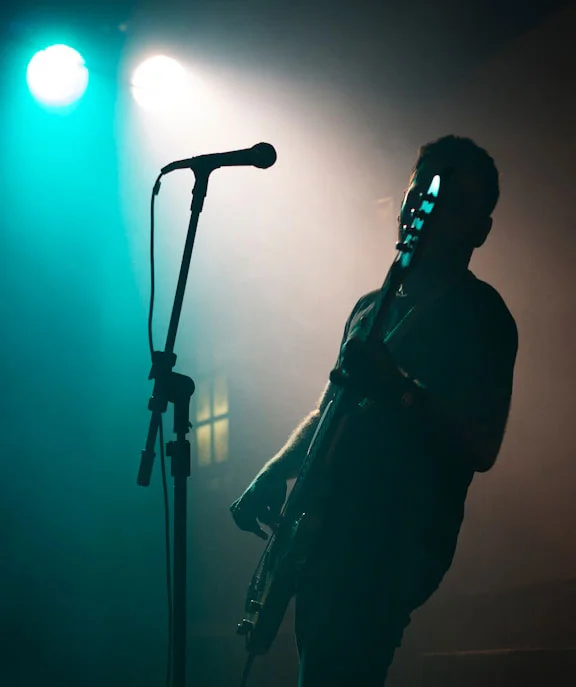 Музыка и уверенность в себе: как сцена лечит зажимы и помогает раскрыться